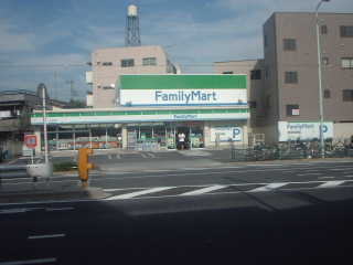 北本通にあるファミリーマート赤羽岩淵店